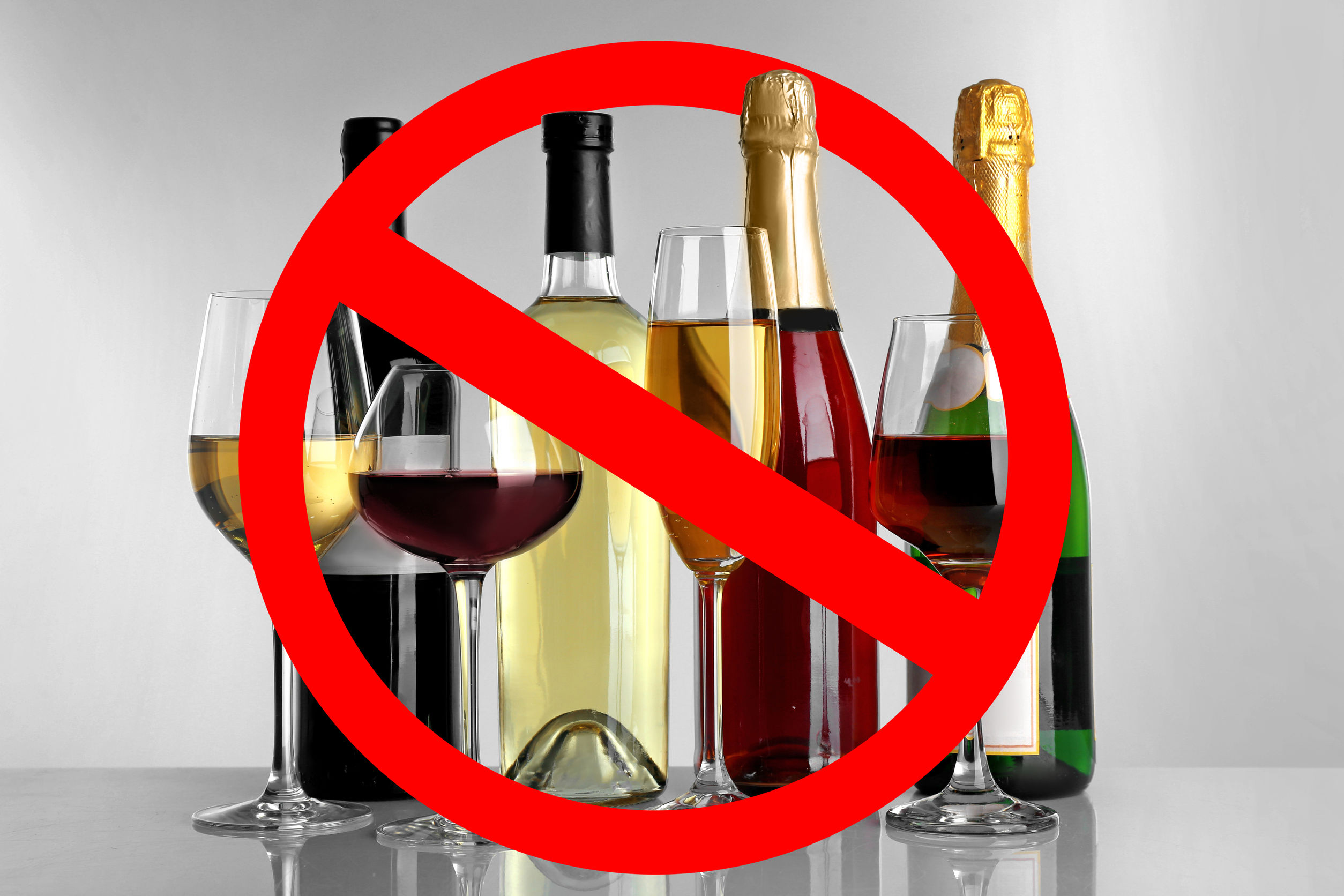 Злоупотребляет алкогольными напитками. Алкоголь. Алкоголь запрещен. Алкогольные напитки. Зачеркнутый алкоголь.